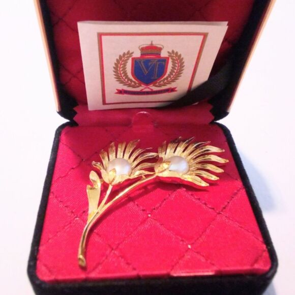 Vintage Trifari New Old Stock Gold Tone Faux Pearl Double Flower Brooch - Picture 2 of 6